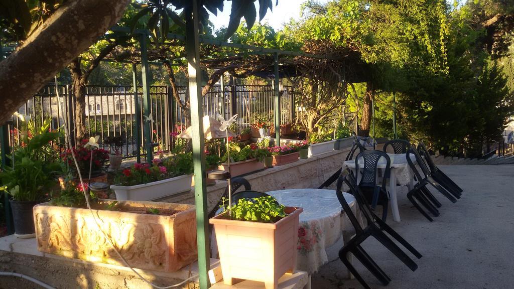 לינה וארוחת בוקר בית הארחה רוזרי סיסטר עין כרם *