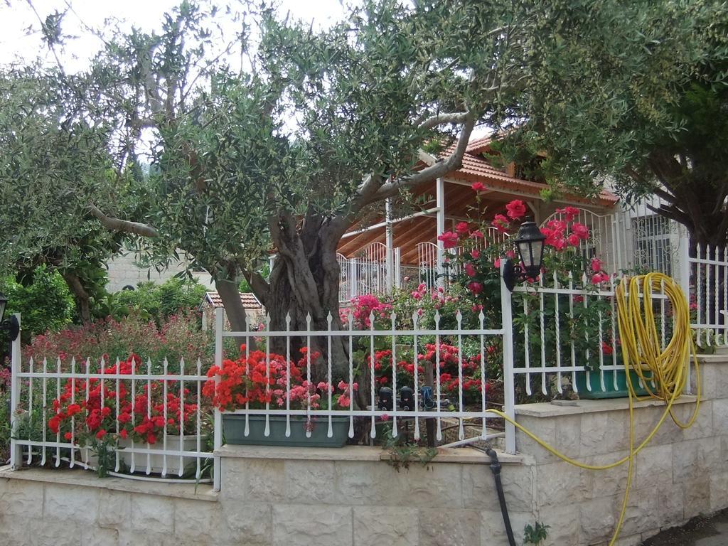 לינה וארוחת בוקר בית הארחה רוזרי סיסטר עין כרם ירושלים