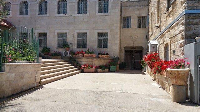 לינה וארוחת בוקר בית הארחה רוזרי סיסטר עין כרם ירושלים